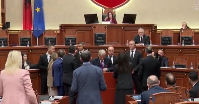 &ldquo;Ju jeni e keqja banale&rdquo;/ Kaos n&euml; Kuvend, Balla u