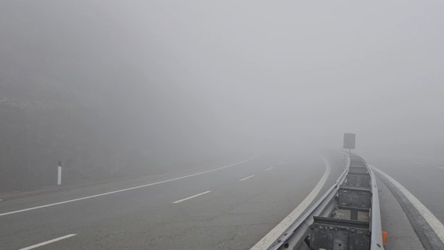 Mjegulla e dendur bllokon Rrug&euml;n e Kombit, Policia apel shofer&euml;ve