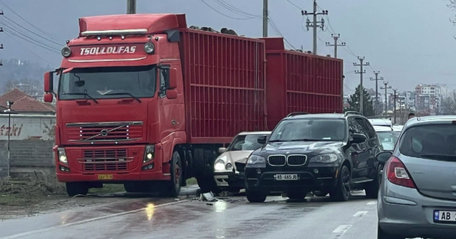 Detaje/ Aksident në Korçë, përplasen tre automjete