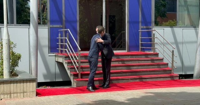 Hoxha nis vizitën zyrtare në Kosovë, takohet me Kurtin dhe