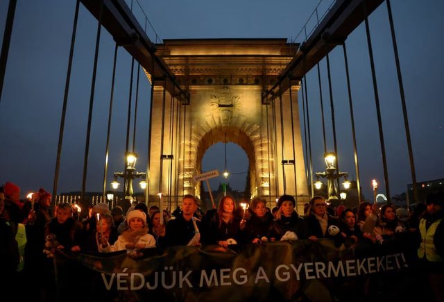 Mijëra njerëz marshojnë në Hungari në protestë