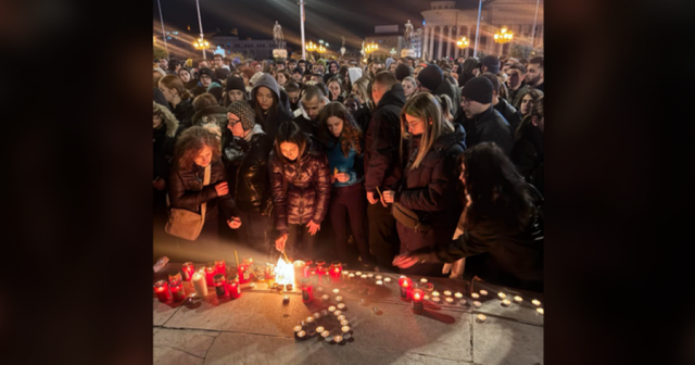 Protest ends in Skopje square, hundreds of citizens light candles and observe 16