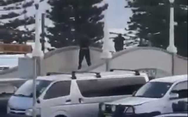 VIDEO/ Të shtëna me armë në Sydney, dy persona hapin zjarr