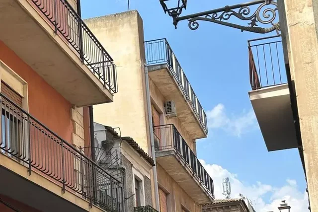 Itali/ Nëna hedh vajzën 7 muajshe nga ballkoni, foshnja vdiq