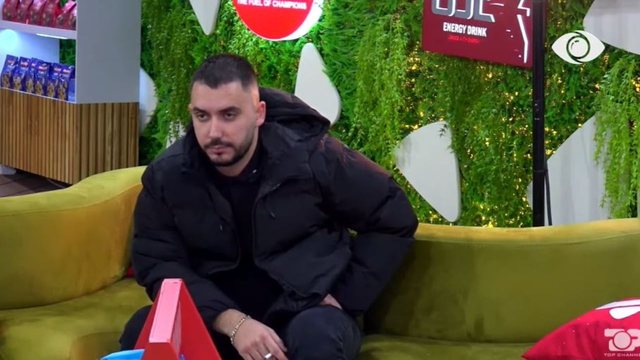 Zarf i zi n&euml; sht&euml;pi/ Keijsi thyen rregullat ndaj V&euml;llait t&euml;