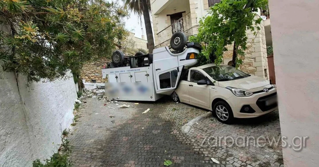 Greqi/ Harroi të shkelte frenat e dorës, kamioni përmbyset mbi