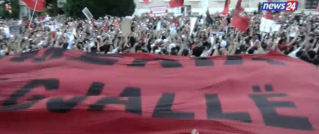 FOTO-LAJM/ K&euml;rkojn&euml; largimin e Ram&euml;s, protestuesit mesazh me