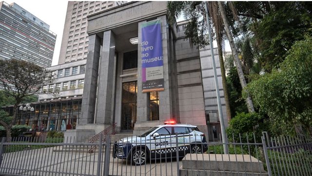 Persona të armatosur grabisin bibliotekën e Sao Paolos në Brazil,