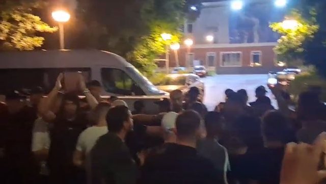 Protestuesit ndalojn&euml; para selis&euml; s&euml; PD: Opozit&euml; e shitur!