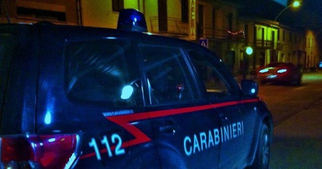 Arrestohet shqiptari në Itali, kapet me kallashnikovin e fshehur mes pakove
