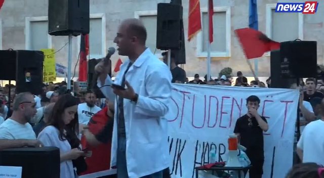 M&euml;suesi i historis&euml; i bashkohet protest&euml;s: Klasa &euml;sht&euml;
