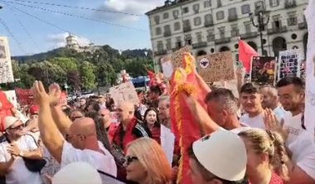 Shqiptar&euml;t k&euml;rkojn&euml; largimin e Ram&euml;s dhe qeveris&euml;,