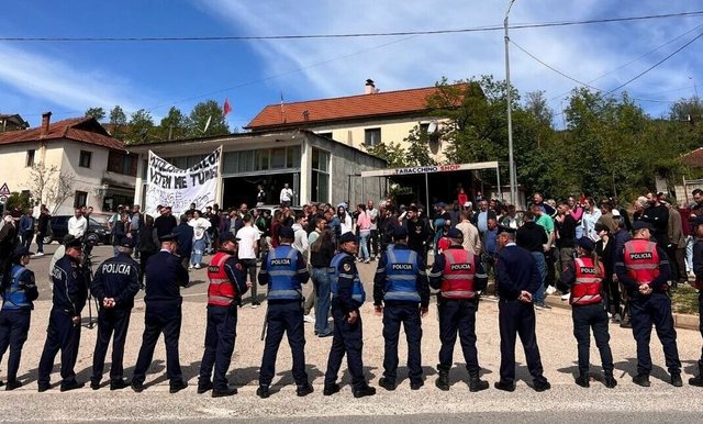 Protestuan në Hotolisht për ruajtjen e qendrës historike nga