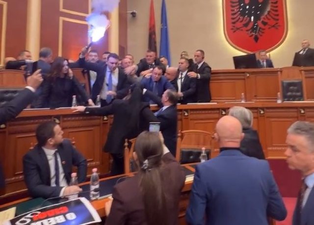 "Sillini hajdutët këtu"/ Ulërima dhe kaos në