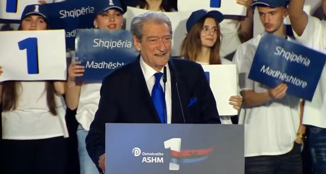 “E shkallmove Edi Ramën duke i rënë tavolinës me