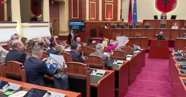 Deputetët e PD “vjedhin” këngën e protestuesve dhe e