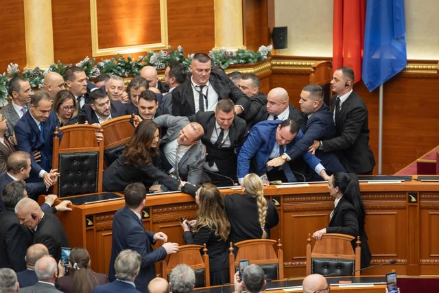 FOTO-LAJM/ Uj&euml;, flakadan&euml; dhe p&euml;rplasje t&euml; dhunshme...