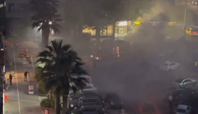 Durrës: Përfshihet nga flakët një automjet pranë