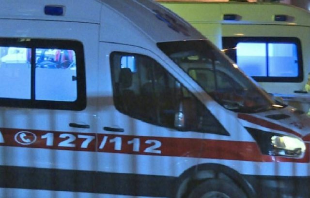 E rëndë/ E kafshoi qeni endacak, burri përfundon në spital