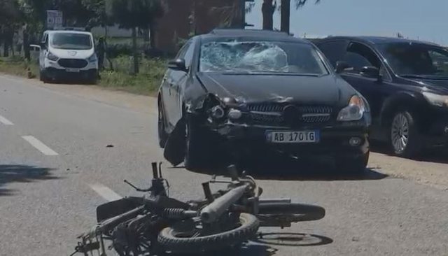 Aksident në Fier, makina përplaset me motorin, pamje nga vendngjarja