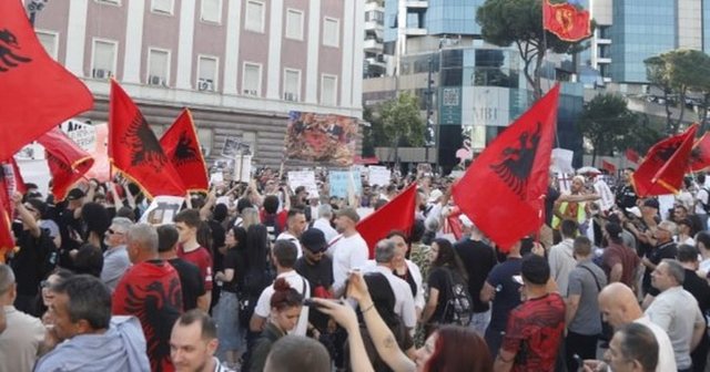 Protestuesit k&euml;rkojn&euml; largimin nga qeveria, Rama u kthehet me ironi: