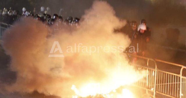 Momenti kur merr flak&euml; protestuesi