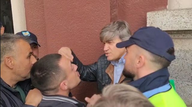P&euml;rplasje me policin&euml; dhe tentativa p&euml;r t&euml; hyr&euml; n&euml;