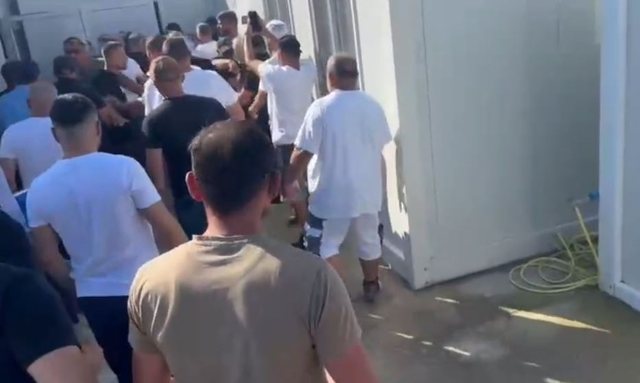 Tensione n&euml; aeroportin e Vlor&euml;s! Punonj&euml;sit e Behgjet Pacollit