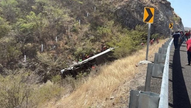 Autobusi bie nga shkëmbi në Meksikë, humbin jetën 11 persona