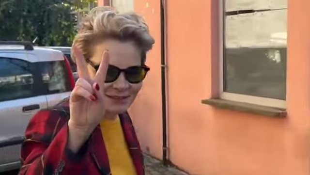 Kryemadhi shkon në GJKKO, shkëmben batuta me gazetarët dhe