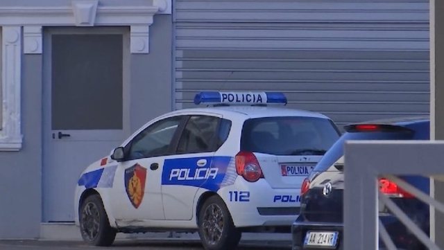 Ndezi zjarr për të djegur mbeturinat, por flakët rrezikuan
