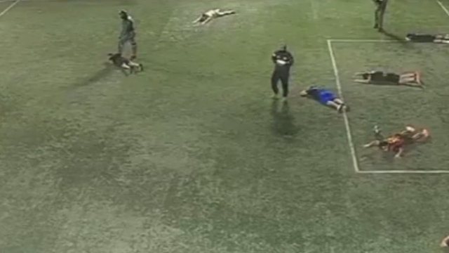 VIDEO/ Masak&euml;r n&euml; fush&euml;n e futbollit, disa t&euml; maskuar si