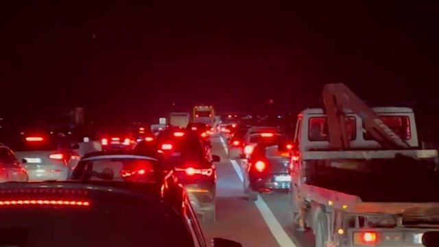 Krishtlindje n&euml; trafik, qytetar&euml;t me or&euml; t&euml; t&euml;ra