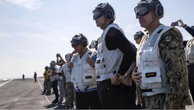 Witkoff dhe Kushner vizitojn&euml; aeroplanmbajt&euml;sen USS Abraham Lincoln,