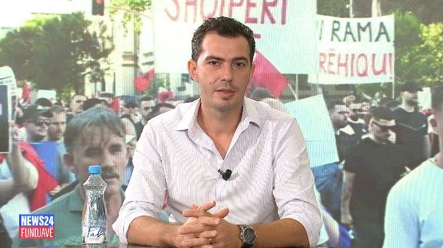 “I erdhi fundi kësaj klase politike! Dorëheqje”, aktivisti