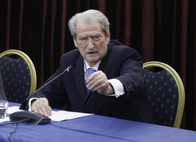 “Më erdhi një person, trokiti në derë, la një