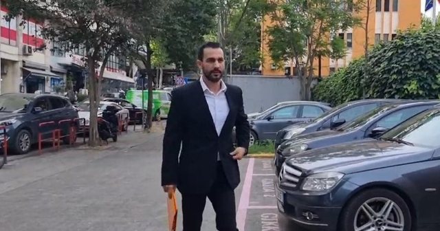 Gjyqi me Agron Shehajn për shpifje, Adriatik Lapaj  mbërrin në