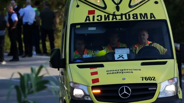 U rrëmbyen nga dallgët në një liqen natyror, tre persona