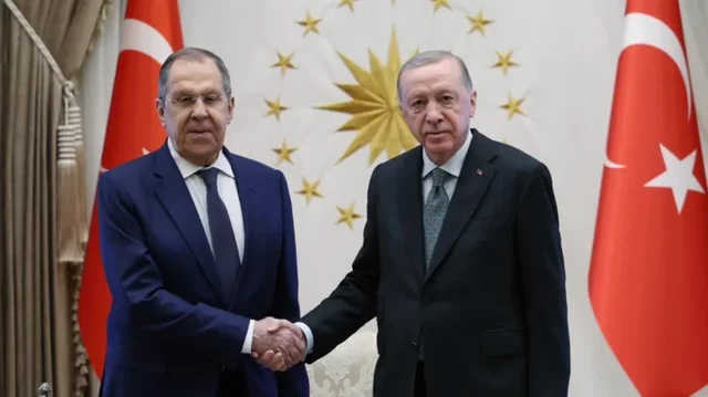 Lavrov në Turqi: Do të ndalim luftën kur të marrim atë