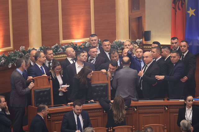 Vokshi ndez flakadanë, por ndalet nga garda/ Kulmi i tensioneve në