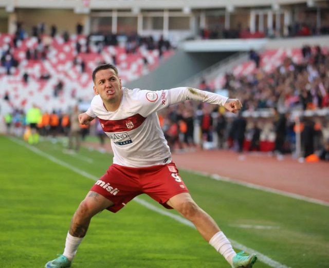 The national team striker suffers from injury, the Turkish club asks for his