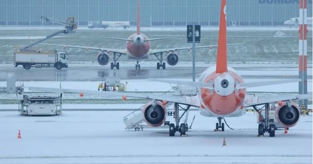 Shiu i akullt ndalon fluturimet n&euml; aeroportin e Berlinit