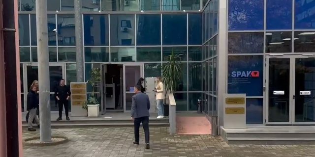 Gerond Me&ccedil;e u rr&euml;mbye me ndihm&euml;n e policis&euml;/ U pezullua