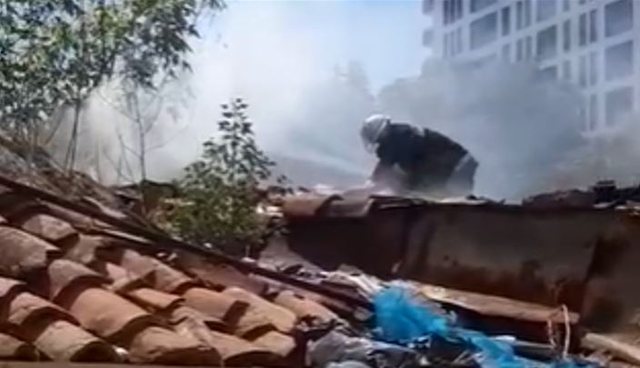 Zjarri në qendër të Elbasanit në një ambient të