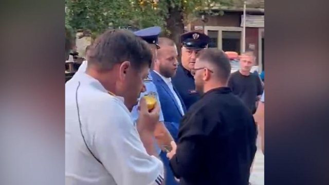 VIDEO/ Socialist MP enters the middle of protests, citizens chase him away and