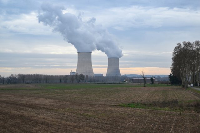 Temperaturat e larta, Franca mbyll p&euml;rkoh&euml;sisht reaktor n&euml;