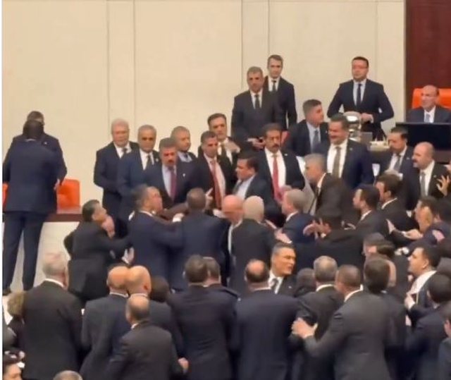 VIDEO/ P&euml;rleshje me grushte n&euml; Parlamentin turk, disa t&euml; plagosur