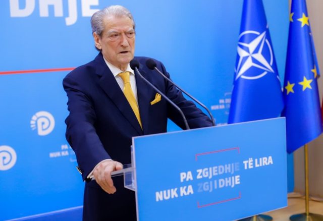 &ldquo;Rama &euml;sht&euml; n&euml; rreth t&euml; kuq n&euml; kancelarit&euml;