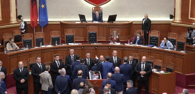 The session resumes again with tensions! DP deputies block the podium, clash