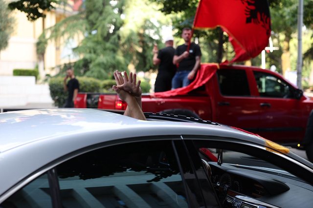 Tirana vishet kuq e zi pak momente para protest&euml;s mbar&euml;komb&euml;tare